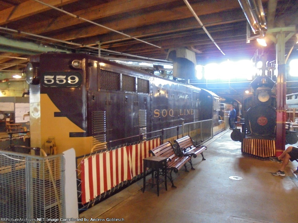MNTX 559 & 105 inside Roundhouse